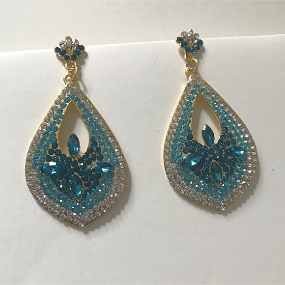 Jewelry - NWOT Host Pick! Stunning crystal earrings